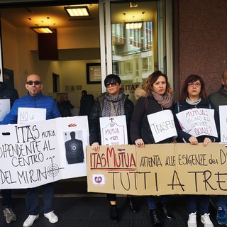 Itas: i lavoratori di Genova in piazza per dire no ai trasferimenti (FOTO e VIDEO)