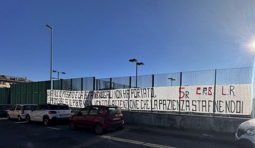 Genoa, striscione contro la società a Pegli prima della partenza per Milano: "La pazienza sta finendo" Genoa, striscione contro la società a Pegli prima della partenza per Milano: "La pazienza sta finendo"