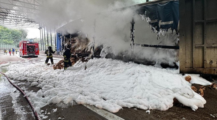 A7, riaperto dopo cinque ore il tratto verso Genova: mattinata di caos per il camion in fiamme A7, riaperto dopo cinque ore il tratto verso Genova: mattinata di caos per il camion in fiamme