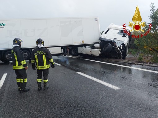 Camion si incastra in autostrada, il tratto tra Arenzano e Genova completamente bloccato