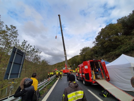 Sopralluogo di Sergio Battelli (M5s) sul viadotto crollato: "Chiederemo attivazione fondo emergenze europee" Sopralluogo di Sergio Battelli (M5s) sul viadotto crollato: "Chiederemo attivazione fondo emergenze europee"