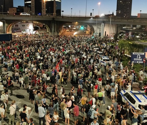 Quarantamila persone in strada per la fiaccolata pro Gaza: il saluto alla missione umanitaria nella Striscia