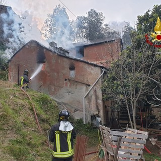 Pra, incendio in una stalla, una persona ferita, morti due asini e un cavallo