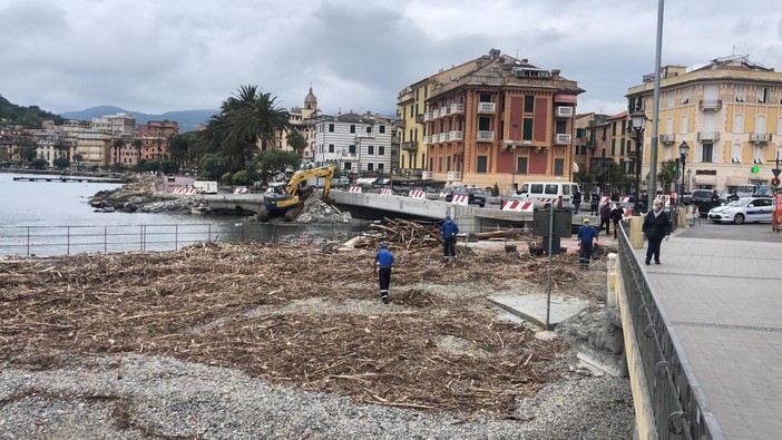 Rapallo: iniziata la pulizia della spiaggia davanti all’Antico castello sul mare