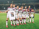 Il Genoa in posa prima dell'inizio della partita con la maglia in memoria del piccolo Cesare (foto Genoa CFC - TanoPress)