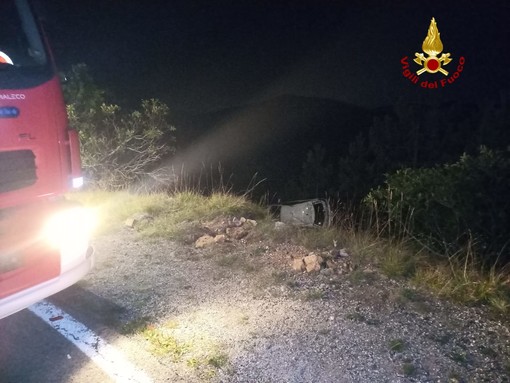 Auto esce di strada e si cappotta lungo la scarpata ai Piani di Praglia: soccorsi tre giovani