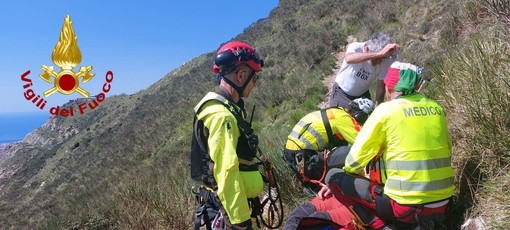 Escursionista salvato dall'elicottero dei vigili del fuoco sulle alture di Genova