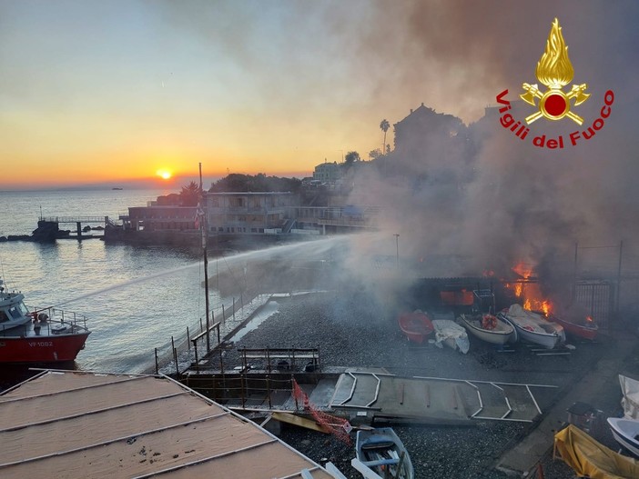 Quarto, pauroso incendio distrugge stabilimento balneare