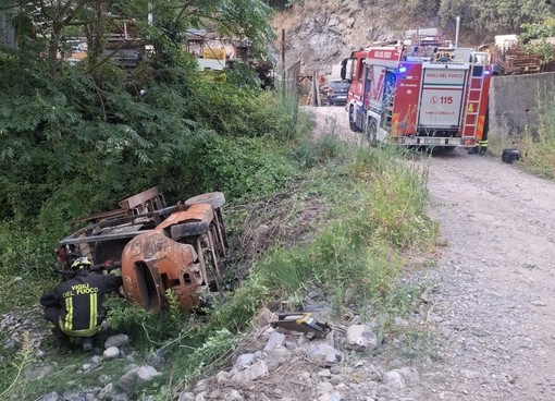 Anziano rimane sotto a un muletto, salvato dai vigili del fuoco Anziano rimane sotto a un muletto, salvato dai vigili del fuoco