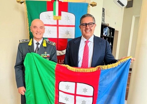 Toti incontra il nuovo comandante della guardia di finanza, donata la bandiera della Liguria Toti incontra il nuovo comandante della guardia di finanza, donata la bandiera della Liguria