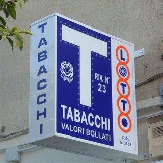 Federazione Italiana Tabaccai: "Ok l'obbligo di green pass, ma la responsabilità dei controlli non ricada sui negozianti"