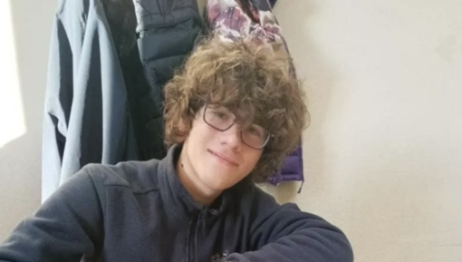 A 15 anni vince un premio a un concorso letterario nazionale: il denaro alla scuola per l'acquisto di libri