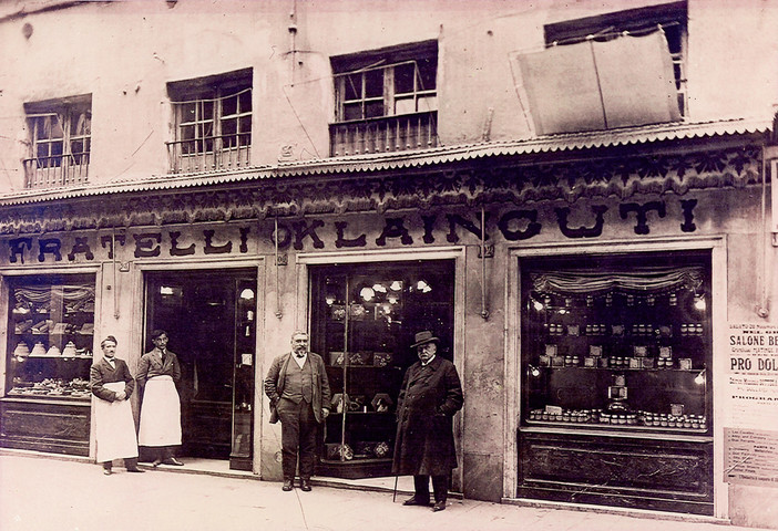 Il "Gran Bar Pasticceria Fratelli Klainguti" riapre a Genova in Piazza di Soziglia Il "Gran Bar Pasticceria Fratelli Klainguti" riapre a Genova in Piazza di Soziglia