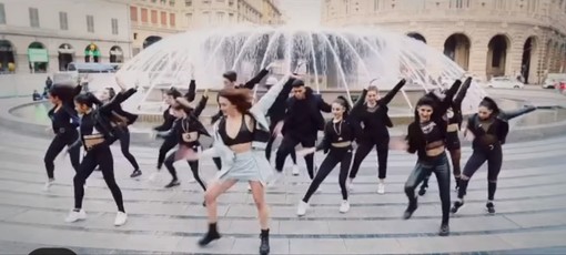 Klaudia Pepa: la star albanese danza in un video a Genova