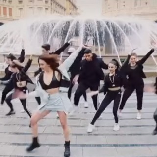 Klaudia Pepa: la star albanese danza in un video a Genova