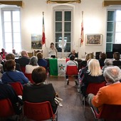 Pubblico numeroso in occasione della presentazione del libro di Sara Rattaro (foto di Alberto Facco)