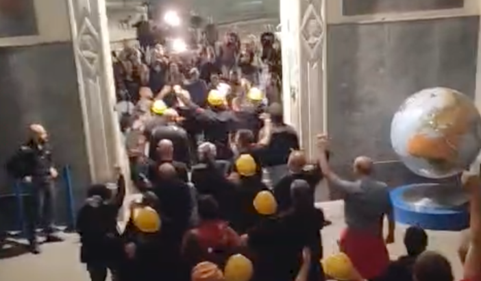 Ex Ilva, i lavoratori lasciano la Prefettura: "Una grande vittoria, ma il presidio continua"