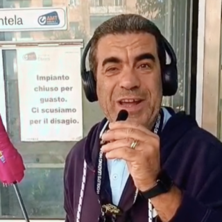 L'ascensore di Villa Scassi diventa “attrazione turistica”: il video ironico del duo ‘Per puro caso’ riaccende le luci sull’impianto di Sampierdarena perennemente ko