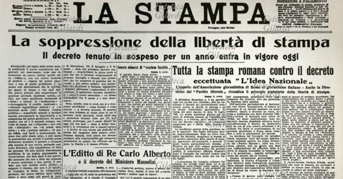 La prima pagina de 'La Stampa' che racconta l'assalto mussoliniano all'informazione