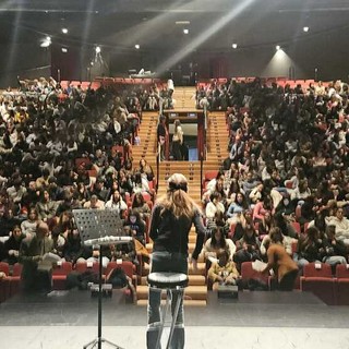 Michela Marzano e “Le domande della vita”: oltre 500 studenti al Teatro della Tosse per la nuova stagione di incontri