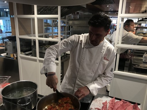 Lo chef stellato genovese Ivano Ricchebono inaugura il "Caruggio Eat Shop" Lo chef stellato genovese Ivano Ricchebono inaugura il "Caruggio Eat Shop"