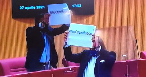 Riaperture, consiglieri regionali della Lega con i cartelli in aula: no al coprifuoco
