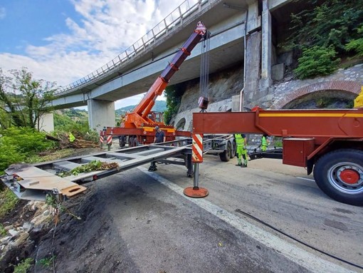 Incidente in A7, la strada è ora libera dopo le operazioni di recupero e rimozione del mezzo pesante