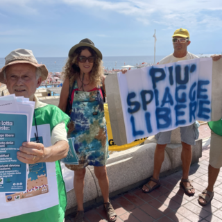 “La presa della battigia”, il presidio in corso Italia per la salvaguardia delle spiagge libere