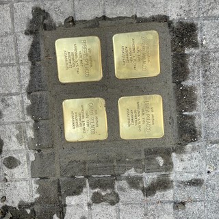 Giornata della Memoria, posate quattro pietre di inciampo alla sinagoga di via Bertora (FOTO)