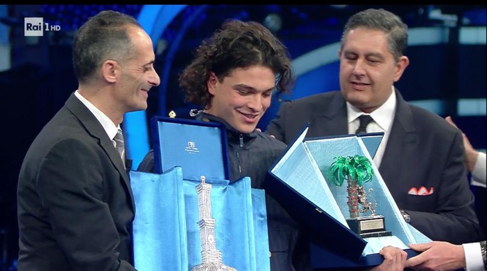 Festival Sanremo: Leo Gassman premiato con la Lanterna di Genova Festival Sanremo: Leo Gassman premiato con la Lanterna di Genova