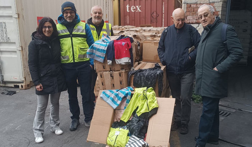 Oltre novemila capi d’abbigliamento donati ai bisognosi dalla Dogana alla Comunità di Sant’Egidio Oltre novemila capi d’abbigliamento donati ai bisognosi dalla Dogana alla Comunità di Sant’Egidio