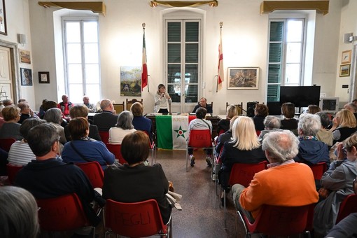 Pubblico numeroso in occasione della presentazione del libro di Sara Rattaro (foto di Alberto Facco)