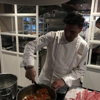 Lo chef stellato genovese Ivano Ricchebono inaugura il "Caruggio Eat Shop" Lo chef stellato genovese Ivano Ricchebono inaugura il "Caruggio Eat Shop"