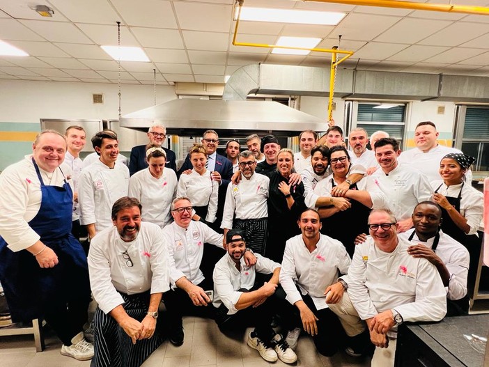 Tumore al seno, cena di gala benefica "100xCento" a sostegno della prevenzione oncologica (FOTO) Tumore al seno, cena di gala benefica "100xCento" a sostegno della prevenzione oncologica (FOTO)