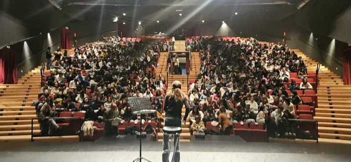 Michela Marzano e “Le domande della vita”: oltre 500 studenti al Teatro della Tosse per la nuova stagione di incontri