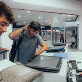 Leclerc e Sainz dirottati a Genova: il rientro da Baku diventa un viaggio in van Leclerc e Sainz dirottati a Genova: il rientro da Baku diventa un viaggio in van