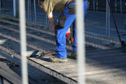 Darsena, via la vecchia passerella: completato lo smontaggio in Calata Vignoso