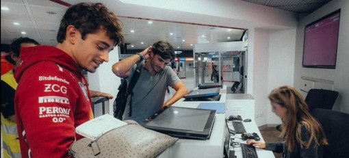 Leclerc e Sainz dirottati a Genova: il rientro da Baku diventa un viaggio in van Leclerc e Sainz dirottati a Genova: il rientro da Baku diventa un viaggio in van