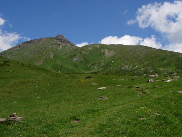 Le praterie del grande Est e il Corbernas col suo pinnacolo roccioso (foto di Mauro Carlesso)