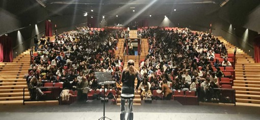 Michela Marzano e “Le domande della vita”: oltre 500 studenti al Teatro della Tosse per la nuova stagione di incontri