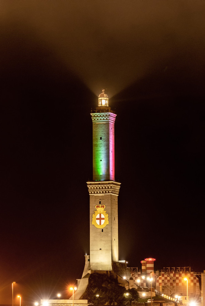 La Lanterna ha salutato le Frecce Tricolori in attesa d’illuminarsi il 2 giugno per la festa della Repubblica