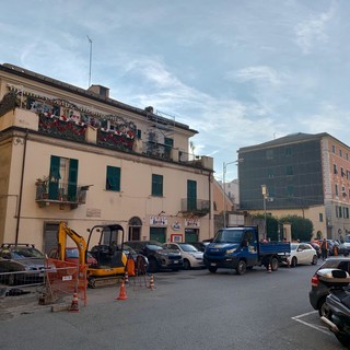 Sestri, cantieri in piazza Aprosio per la posa dei nuovi tubi del gas [FOTO]