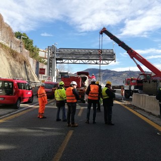 Ponte Morandi: proseguono i lavori di demolizione