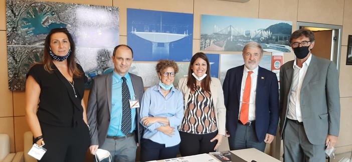 L’“Onda” del comitato 'Lungomare Canepa' arriva negli uffici del sindaco [FOTO]