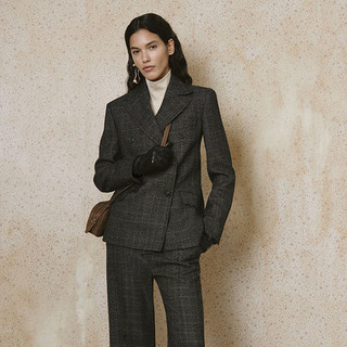 Il completo da donna si rinnova: oltre il classico tailleur