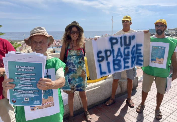 “La presa della battigia”, il presidio in corso Italia per la salvaguardia delle spiagge libere “La presa della battigia”, il presidio in corso Italia per la salvaguardia delle spiagge libere