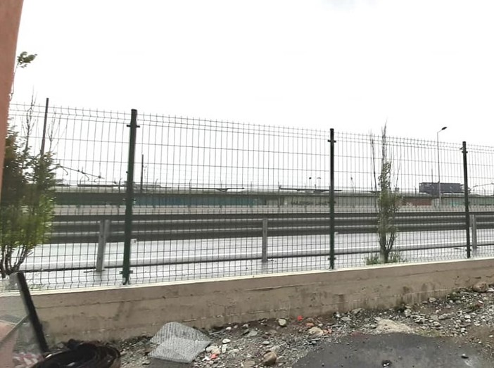 Le reti di protezione in lungomare Canepa dove sarebbero dovute sorgere le barriere Le reti di protezione in lungomare Canepa dove sarebbero dovute sorgere le barriere