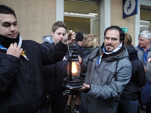 La 'Luce della Pace di Betlemme' arriva a Genova La 'Luce della Pace di Betlemme' arriva a Genova