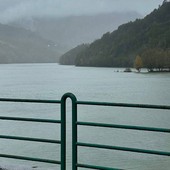 Il volto buono della pioggia: il lago del Brugneto al limite della tracimazione