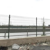 Le reti di protezione in lungomare Canepa dove sarebbero dovute sorgere le barriere